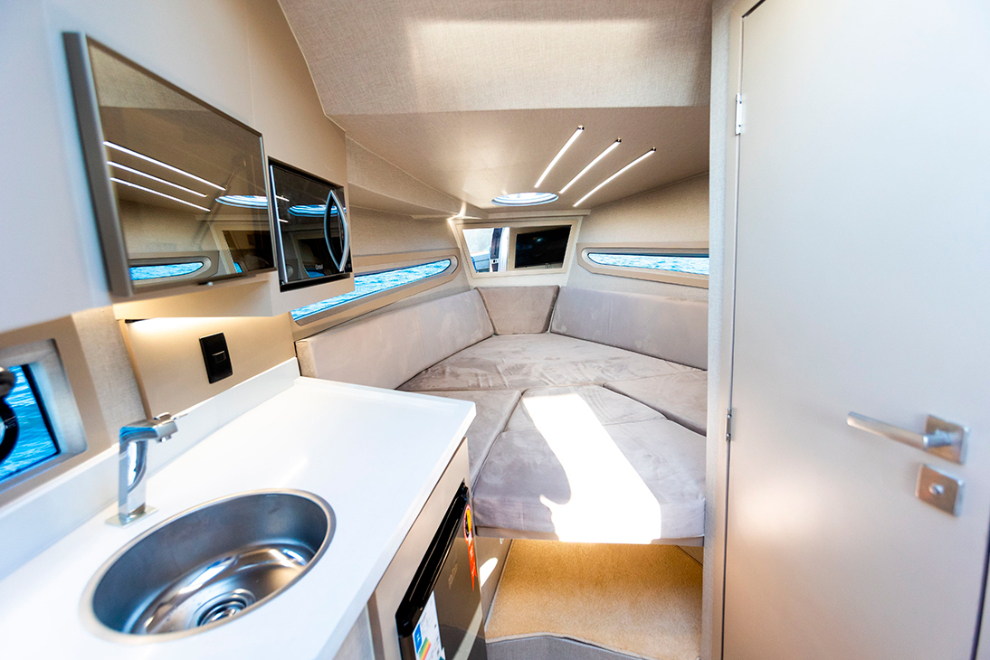 Zath 348 HT Outboard: design europeu, navegabilidade e muito espaço a bordo
